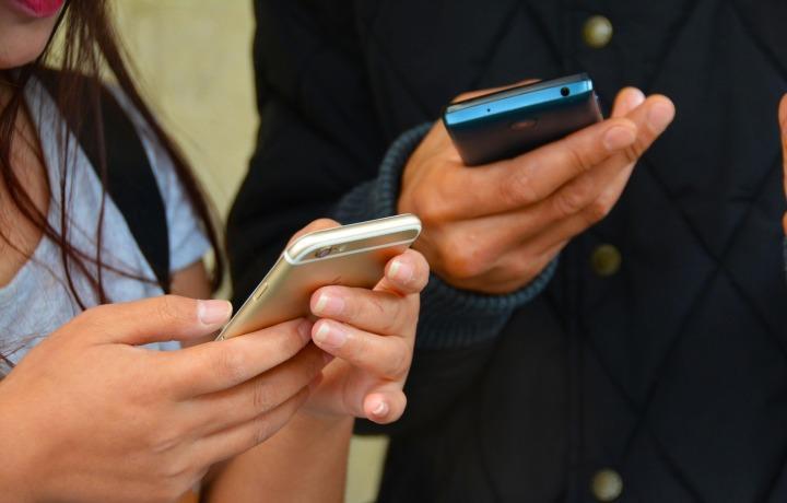 niño con juguetes sustentables