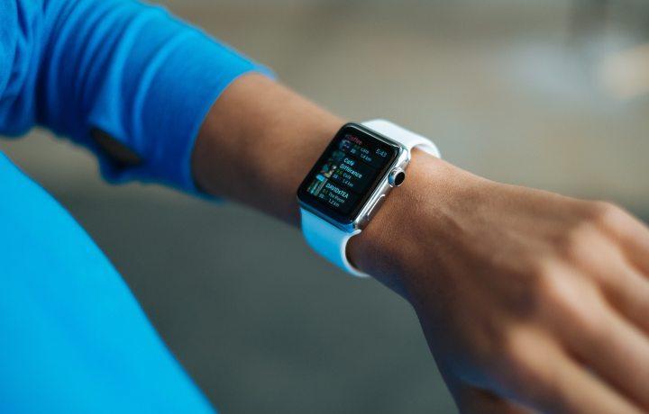 niño con juguetes sustentables